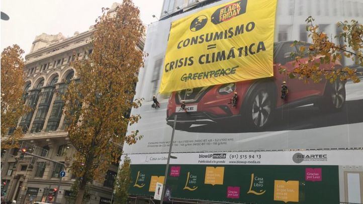 Greenpeace despliega una gran pancarta en Gran Vía contra el Black Friday