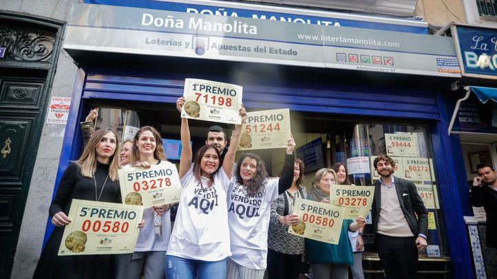Celebración en Doña Manolita tras el Sorteo de Navidad de 2017