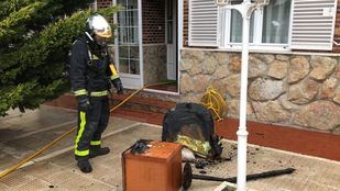 Hospitalizado por intoxicación el dueño de un chalet en Becerril de la Sierra cuando intentaba sofocar un incendio