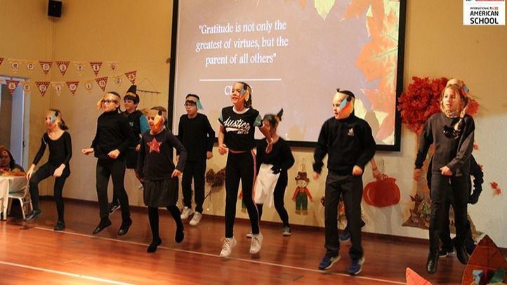 Actuación de los alumnos en el Día de Acción de Gracias.