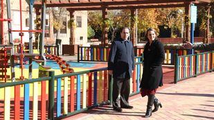 El delegado de Medio Ambiente, Borja Carabante, y la concejala de Moncloa-Aravaca, Loreto Sordo, visitan el parque Antonio Machado.