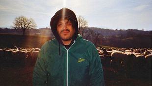 La gran estrella italiana Calcutta nos receta la mejor medicina musical: 'Paracetamol'