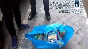 Captura de pantalla de un vídeo de la Policía Municipal en el momento de la incautación de los artículos pirotécnicos