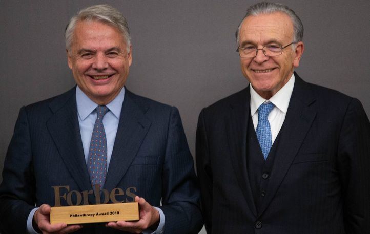 Ignacio Garralda, presidente de la Fundación Mutua Madrileña, recibe el Premio Forbes a la Filantropía 2019 de manos de Isidro Fainé, presidente de Fundación Bancaria La Caixa.