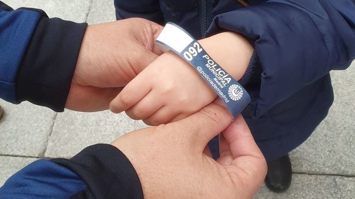 Una de las 10.000 pulseras que el Ayuntamiento repartirá para evitar la pérdida de niños en Navidad.