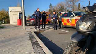 En estado de gravedad un hombre que ha perdido el control de su moto en Usera