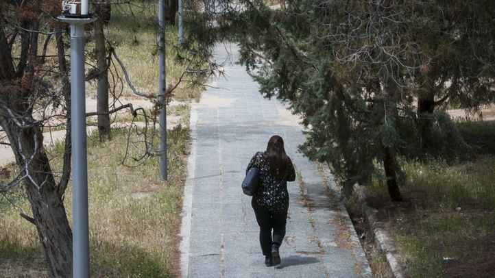Mujer caminando por Moncloa