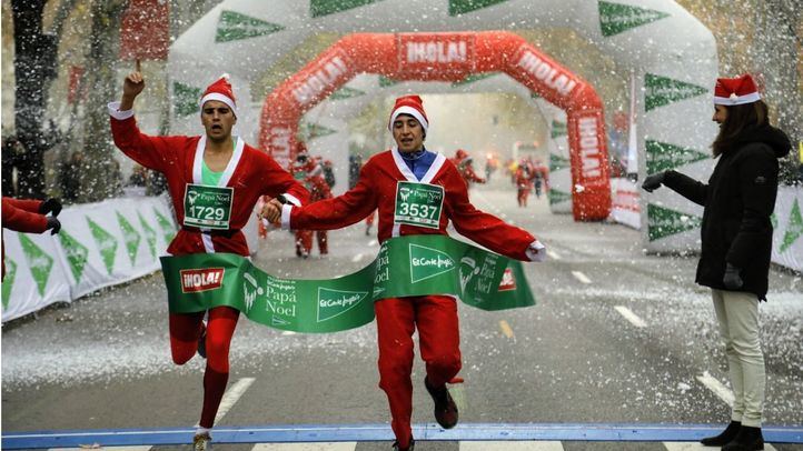 Miles de Papás Noeles y elfos corren por Madrid despertando el espíritu navideño