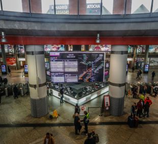 Cercanías recupera la normalidad tras la avería de una tubería que ha generado caos en varias líneas