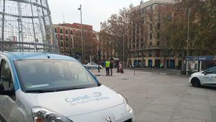 Operarios del Canal de Isabel II trabajan para solventar la rotura en una tubería que ha causado cortes en Cercanías.