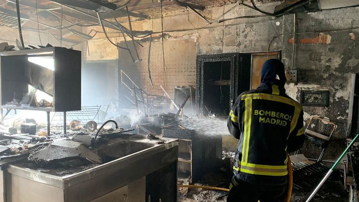 Un bombero sofoca el incendio.