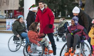 Javier Fernández inaugura la pista de hielo de Colón: parte de la recaudación se destinará a la inclusión social