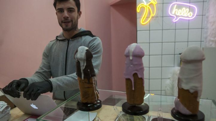 Los gofres con forma de pene revolucionan el barrio de Chueca.