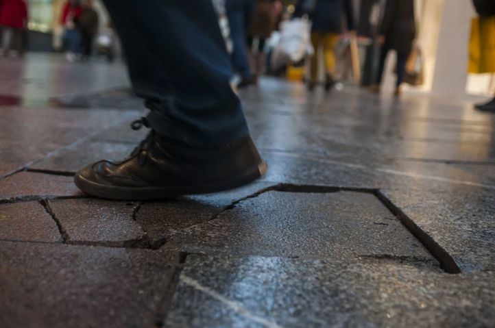 Baldosas rotas en la calle Arenal.