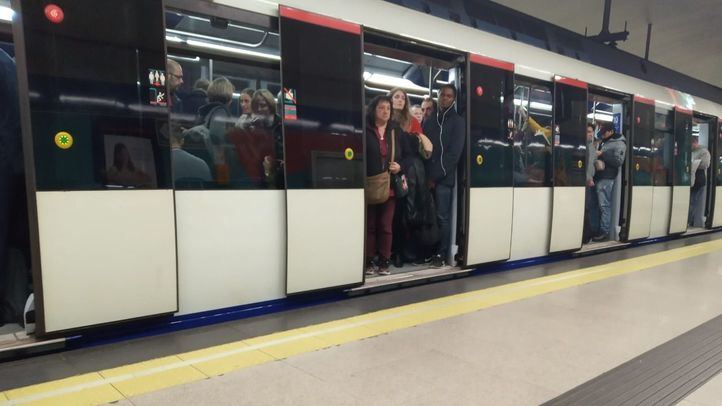 Aglomeración de viajeros en el Metro de Madrid.