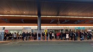 Retrasos y largas colas por la huelga de autobuses y Metro