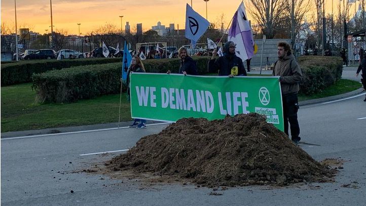 Activistas de Extintion Rebellion depositan estiércol a las puertas de Ifema