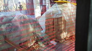 Los 15.000 libros de La Dragona, abandonados a la intemperie