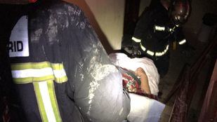 Un aparatoso incendio en Torrejón deja cinco intoxicados por humo