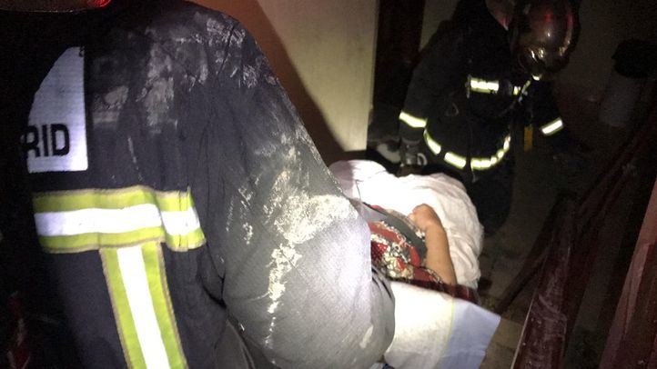 Seis dotaciones de Bomberos y más de seis ambulancias se presentaron en el edificio