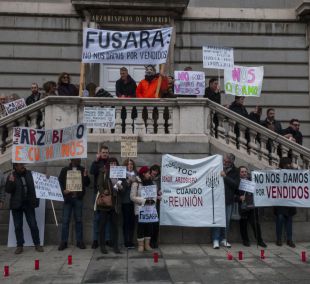 Los afectados por la venta de viviendas de Fusara a sociedades mercantiles protestan ante el Arzobispado