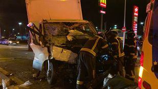 Seis heridos tras la colisión entre un bus y una furgoneta en la Avenida de los Poblados
