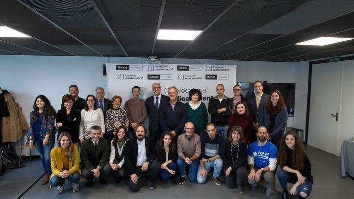 Fotos de familia tras la entrega de las ayudas a los proyectos medioambientales.