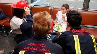 Los pacientes más jóvenes del Puerta de Hierro reciben la visita de los Bomberos de la Comunidad