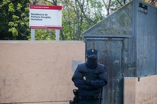Un policía, a las puertas del centro de Menores no Acompañados de Hortaleza.
