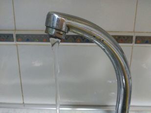 La Asamblea pide planes para que se distribuya agua de grifo en restaurantes