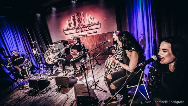 Lin Cortés en su actuación en el Café Berlín,