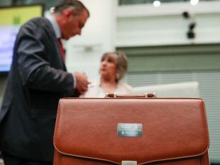 Vox 'tumba' el primer intento de Almeida para aprobar sus Presupuestos, que se votarán el lunes