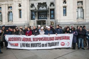 CCOO y UGT protestan frente al Ayuntamiento por los accidentes laborales