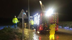 La lluvia y el viento siembran el caos en las carreteras madrileñas