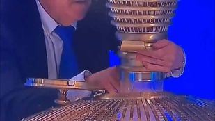 Vídeo viral: ¿El encargado de los bombos mete una bola escondida en la mano?