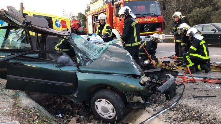 Los servicios de emergencias en el lugar del accidente.