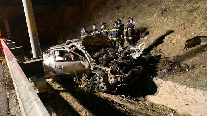 Tres jóvenes han fallecido y uno ha resultado herido de gravedad al salirse de la vía en la M-50