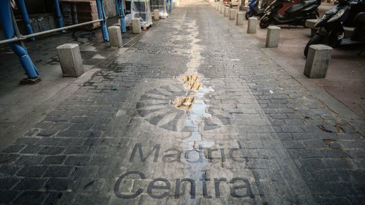 Señales pintadas en el suelo en la entrada de Madrid Central.