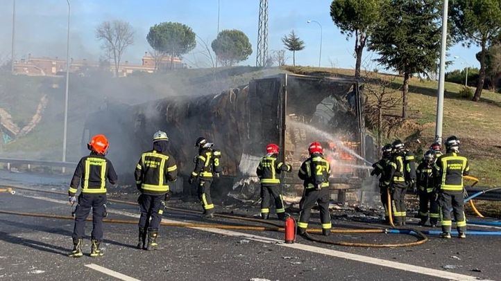 Los Bomberos sofocan el incendio.