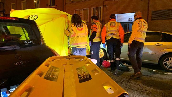 Los servicios de emergencias intentan mantener con vida al herido por arma blanca