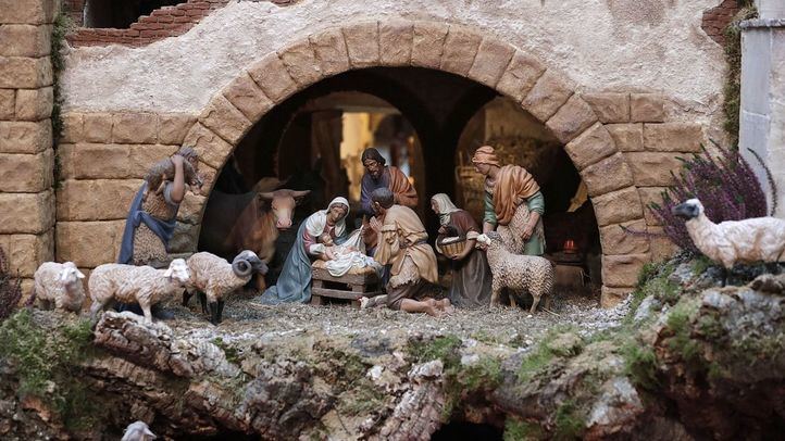 Cierra el belén de Plaza de la Villa tras los daños en el techo del edificio por el temporal