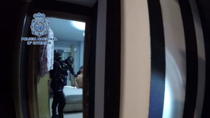 Registro de una de las viviendas y detención de los atracadores
