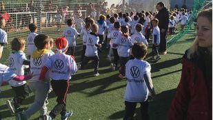 Los vallecanos más pequeños disfrutan con la carrera solidaria 'Sansilvestriña'
