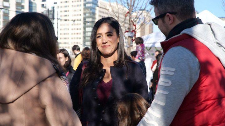 Begoña Villacís visita el festival de invierno 'Valdenavidad'.