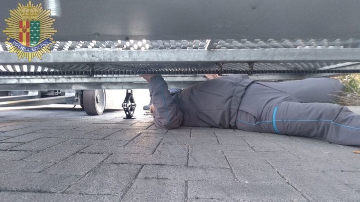 Los bomberos han terminado las labores de rescate con una grúa para levantar la puerta