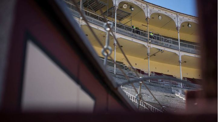 Obras de rehabilitación de las cubiertas de Las Ventas en una foto de archivo.