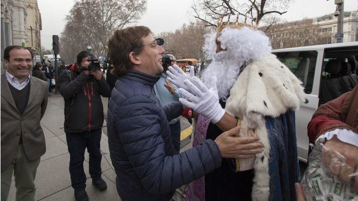 Los taxistas transportan a los Reyes Magos en su visita a los niños del Hospital Gregorio Marañón y a José Luis Martínez-Almeida en Cibeles.