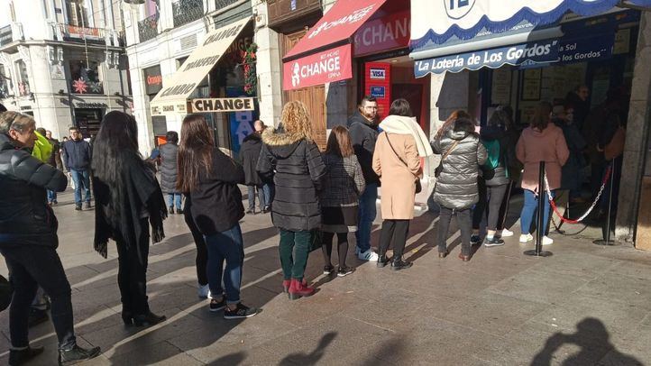 Colas en la administración de la Lotería de los Gordos en Sol para comprar décimos del Sorteo de El Niño.