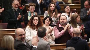 Sin sorpresas en una votación ajustada: Sánchez, presidente