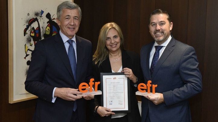 Xavier Coll, director general de Recursos Humanos y Organización de CaixaBank; Clara Boada, directora de Cultura, Igualdad y Diversidad de la entidad; Rafael Fuertes, director general de la Fundación MásFamilia.